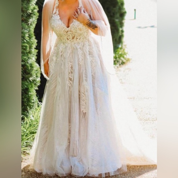 Beautiful Galina signature wedding dress - Picture 6 of 8